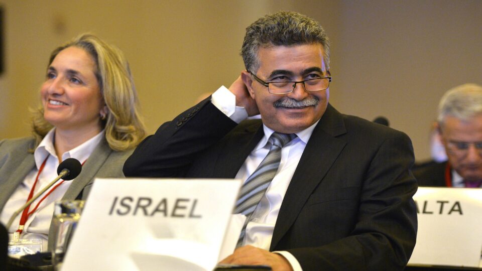 يوم وضع وزير الحرب الاسرائيلي الأسبق قدمه بمجلس المستشارين