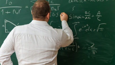 خصاص أساتذة الرياضيات يعقد حسابات وزارة التربية الوطنية