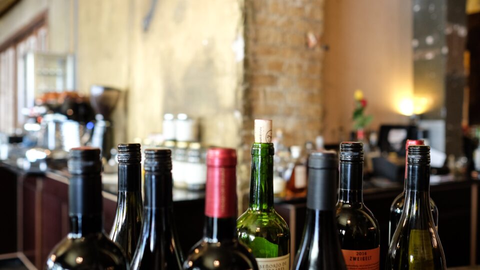 الحكومة توافق على تخفيض أثمنة الخمور