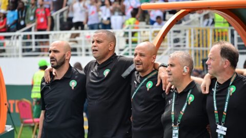 الركراكي يكشف ما حدث بينه وبين عميد المنتخب الكونغولي