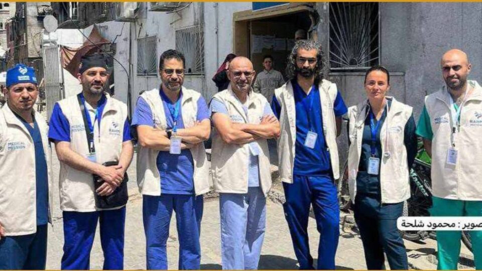 الطبيب المغربي زهير لهنا يدخل قطاع غزة ويباشر عمله التطوعي بمستشفى كمال عدوان
