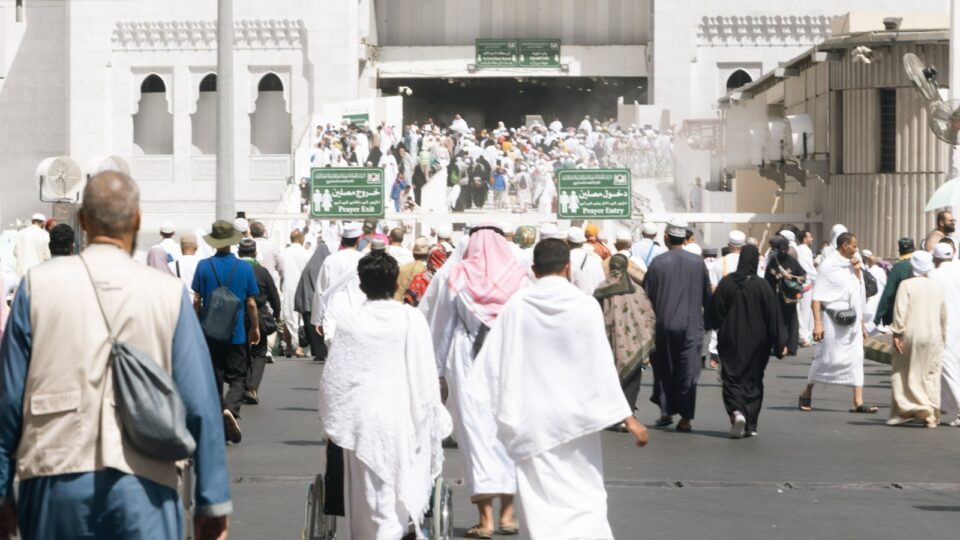 السلطات السعودية ترحل أكثر من 300 ألف حاج