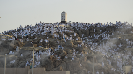 أكثر من مليوني حاج يقفون بعرفة لأداء ركن الحج الأعظم