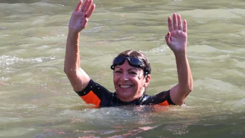 أولمبياد.. رئيسة بلدية باريس تغطس في نهر السين