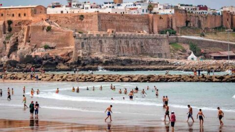 دراسة: 64% من المغاربة يقضون عطلتهم الصيفية في بيوتهم