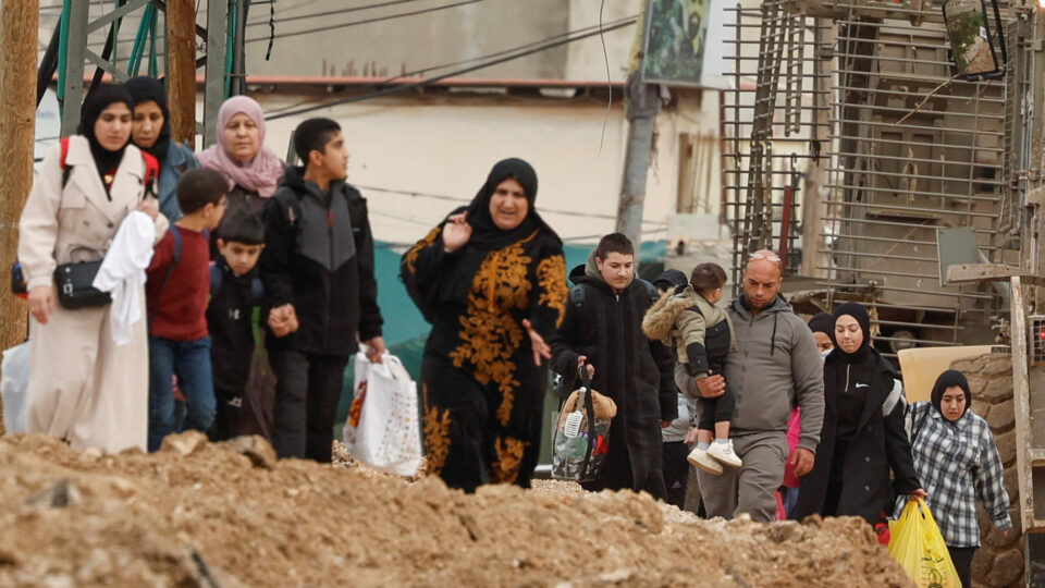 مئات الفلسطينيين يغادرون جنين في اليوم الثالث للعملية العسكرية الإسرائيلية