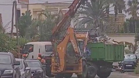 يديرها برلماني من “الأحرار”.. شركة نظافة تثير الجدل لاستخدامها “طرقاً بدائية” لجمع النفايات في الهرهورة