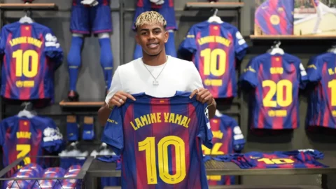 برشلونة يحقق إيرادات قياسية بعد طرح قميص لامين يامال
