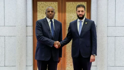 وزير الخارجية البريطاني يلتقي الشرع في دمشق