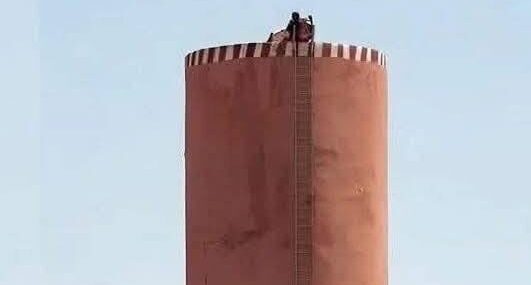 سلطات بني ملال تنهي الشكل الاحتجاجي الذي انخرط فيه شخص اعتصم فوق خزان مياه