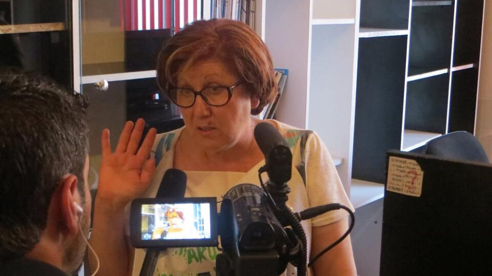 حقوقيون يستنكرون ترحيل الجزائر لمناضلة حقوقية إلى فرنسا