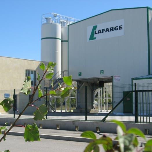 محاكمة شركة لافارج الفرنسية بتهمة تمويل الإرهاب في سوريا