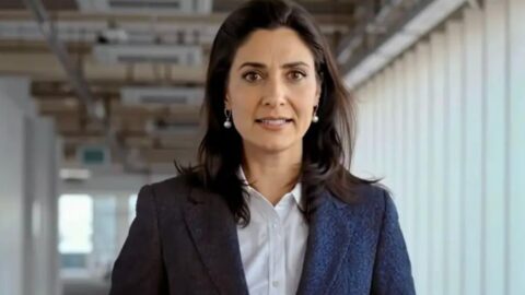 امرأة مولدة بالذكاء الاصطناعي تقدم وثائقيا عبر التلفزيون البريطاني
