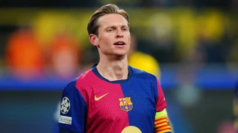 دي يونغ يجدد عقده مع برشلونة حتى عام 2029