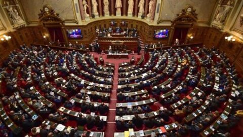الحكومة الفرنسية الجديدة تنجو من مذكرتين لحجب الثقة عنها