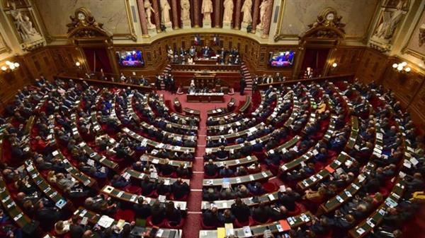 الحكومة الفرنسية الجديدة تنجو من مذكرتين لحجب الثقة عنها
