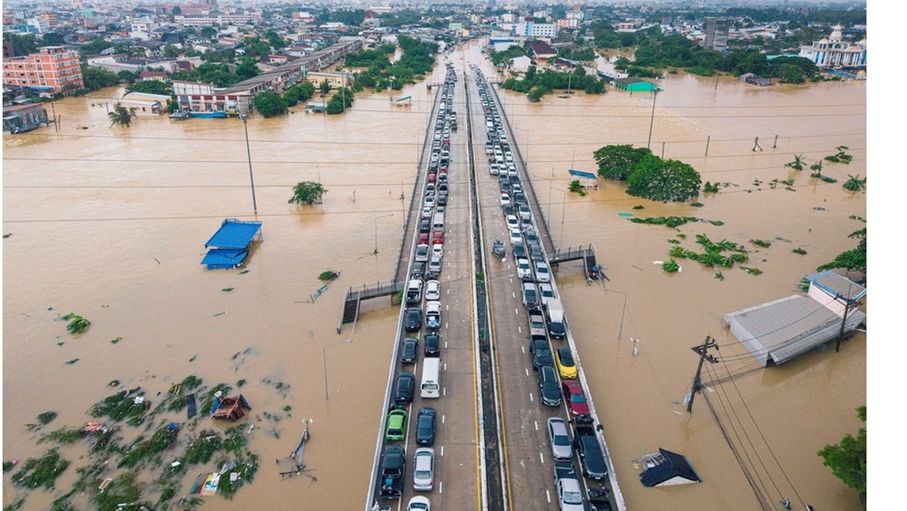 الفيضانات تحصد أكثر من 300 قتيل في تايلاند وإندونيسيا