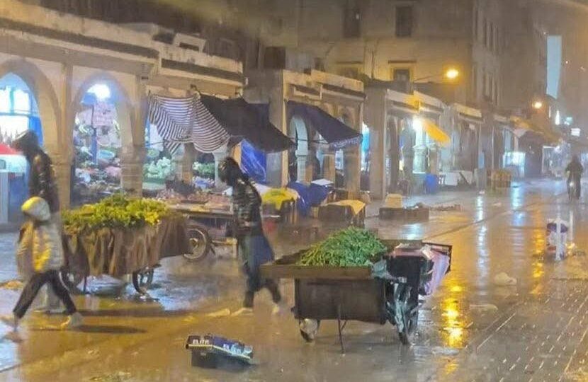 بعد نشرة “حمراء”.. مياه الأمطار تغمر عددا من أحياء الصويرة بعد ليلة عاصفية