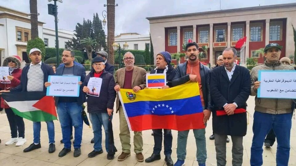 مغاربة يتظاهرون بالرباط ضد الهجوم الأمريكي على فنزويلا