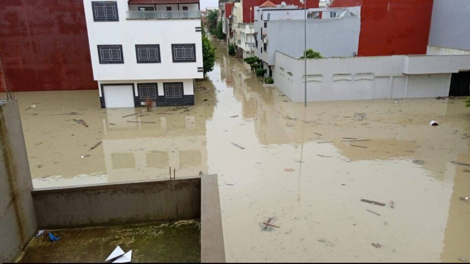 تفاصيل ليلة حالكة في القصر الكبير.. فيضانات ورعب وإخلاء المنازل