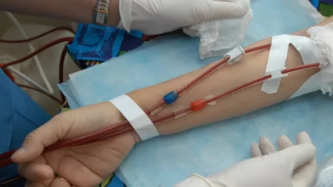 نقابيون: نفايات طبية وتسرب مياه الأمطار تهدد حياة مرضى القصور الكلوي بتمارة