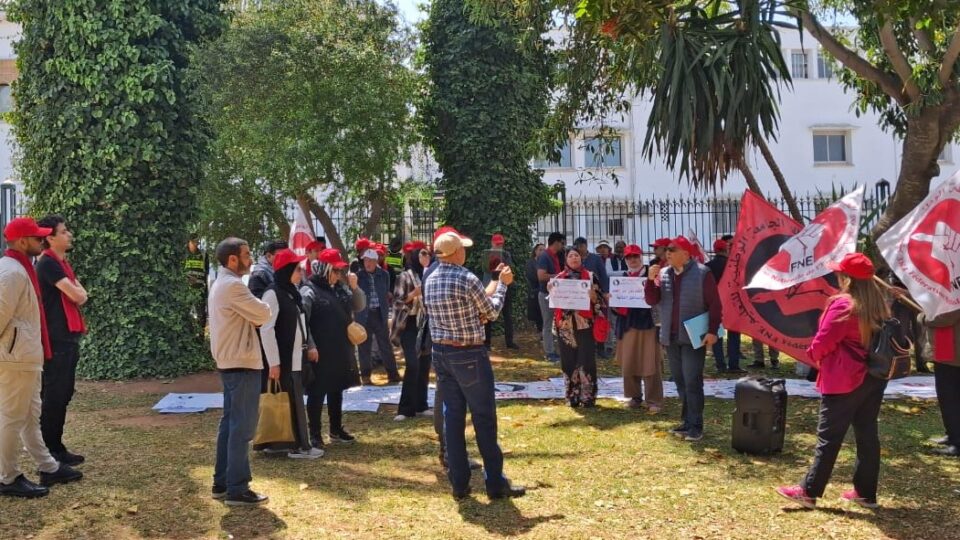 المساعدون التربويون يخوضون احتجاجا أمام وزارة التعليم للمطالبة بتسوية الملفات العالقة