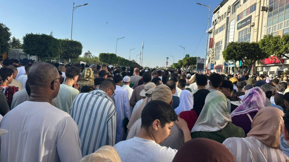 غياب مكبرات الصوت بمصلى عين السبع يربك المصلين ويغيب “روح التكبيرات” عن آلاف البيضاويين
