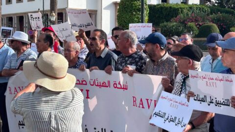 أمام البرلمان.. نشطاء يطالبون بوقف التضييق على حرية التنظيم والتجمع