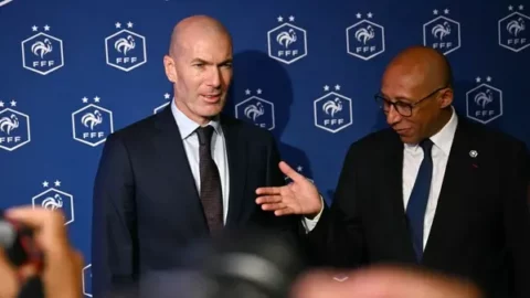 الطريق الطويل لزيدان يقوده إلى رأس الجهاز الفني لمنتخب فرنسا