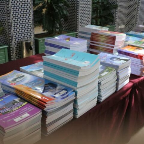 الكتاب المدرسي.. “الشناقة” يلهبون أسعار السوق السوداء والكتبيون يحملون المسؤولية للوزارة