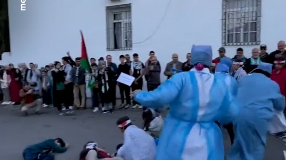 مشهد تمثيلي من أمام مستشفى بتطوان يحاكي جزءا من جرائم الاحتلال