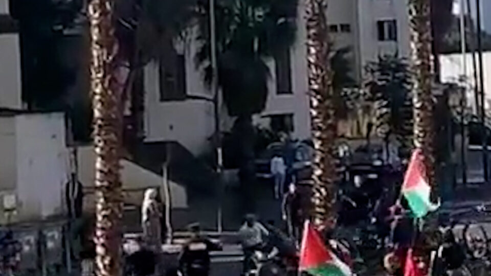 محاولات تفريق قافلة دراجات تحمل أعلام فلسطين
