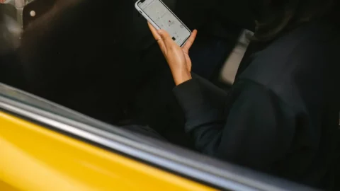 استطلاع: 18% من المغاربة يستعملون تطبيقات النقل والنساء الأكثر استخداماً