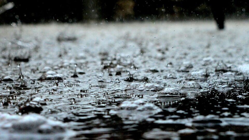 نشرة إنذارية.. أمطار رعدية غدا بعدد من الأقاليم