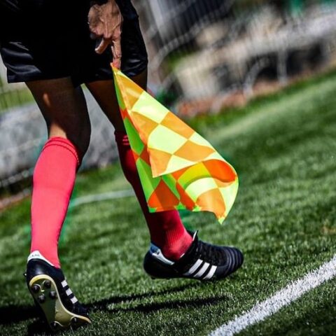 “الكاف” يجري تعديلات على لوائحه لتعزيز الثقة في الحكام ومشغلي تقنية الفيديو