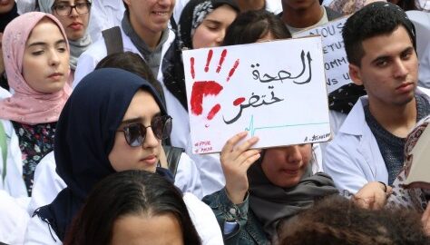 طلبة الطب يرفضون مطالب الحكومة وطالب: سنة بيضاء أرحم من مستقبل أسود