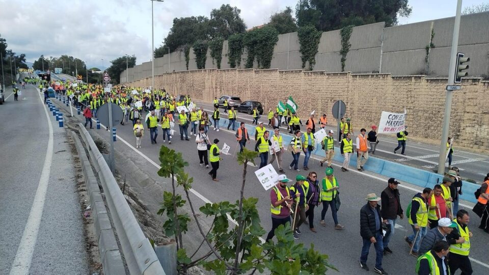 “ثورة المزارعين” في إسبانيا تتجدد وتعرقل حركة الشاحنات المغربية
