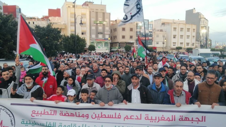 طنجة تخرج في مسيرة ليلية حاشدة تضامنا مع غزة صوت المغرب 