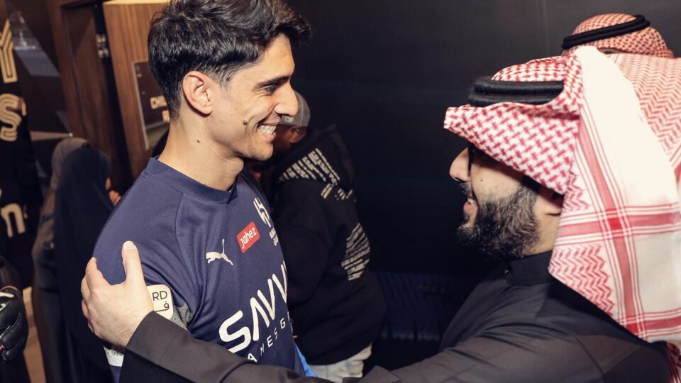 ياسين بونو يهدي تتويجه مع الهلال للجمهور المغربي