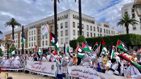 يرفلون في وزراتهم البيضاء.. أطباء مغاربة يحتجون على محنة غزة بالرباط