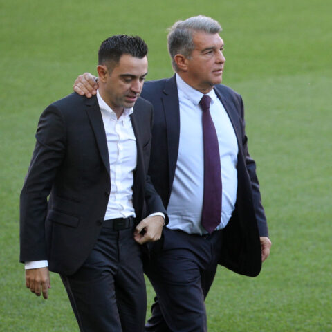 تشافي يتهم لابورتا بإفشال عودة ميسي إلى برشلونة تخوفا من سلطته