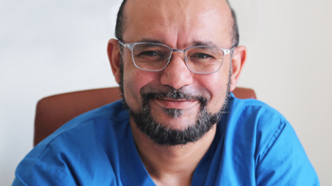 الطبيب المغربي الذي نذر حياته للعذاب الإنساني يعود لغزة.. وهذه حكاية العودة