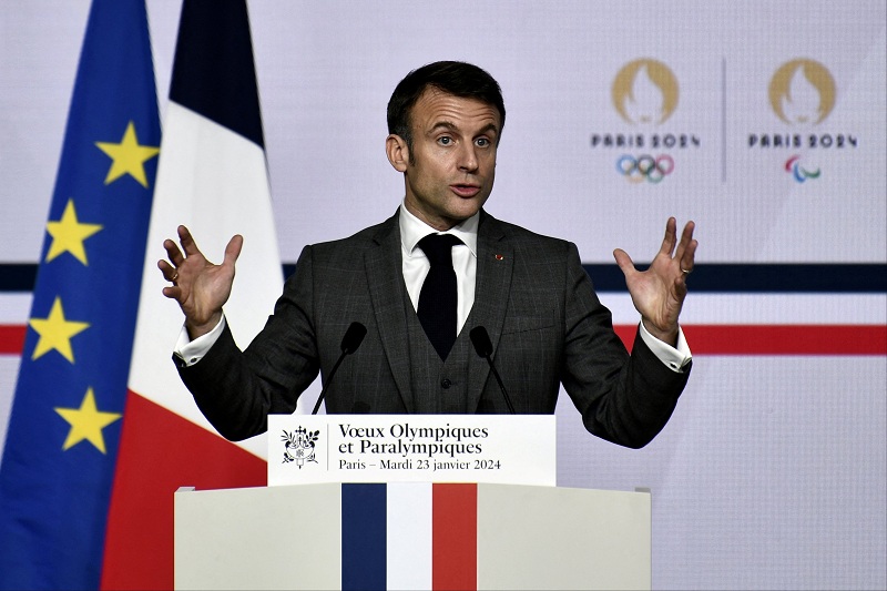 ماكرون يلمح إلى إمكانية نقل حفل افتتاح أولمبياد باريس إلى ملعب فرنسا