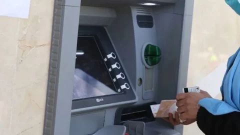 “بسبب ضعف المدخول”.. استطلاع: 64٪ من الشباب المغاربة خارج النظام البنكي