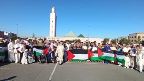 بالكوفيات وأعلام فلسطين.. المغاربة يحيون عيد الفطر بالتضامن مع غزة