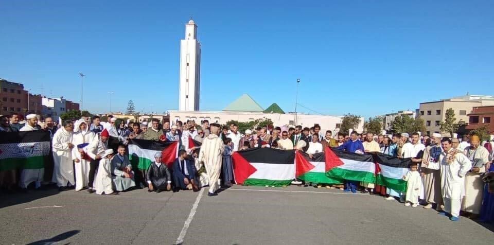 بالكوفيات وأعلام فلسطين.. المغاربة يحيون عيد الفطر بالتضامن مع غزة