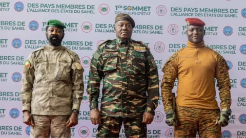 النيجر ومالي وبوركينا فاسو تتخلى عن الإكواس وتتوحد في كونفدرالية