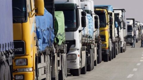 مهنيو نقل البضائع يتهمون الحكومة بوقف دعم المحروقات ويتشبثون برفض مرسوم وزارة النقل