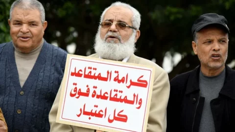 متقاعدو التعليم يحتجون ضد الحكومة ويستعدون للتظاهر