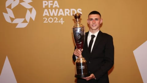 فودين يتوج بجائزة لاعب السنة في الدوري الإنجليزي